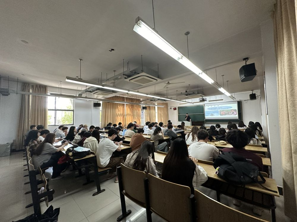 森林舞会官网科技集团在南京邮电大学通达学院举办讲座